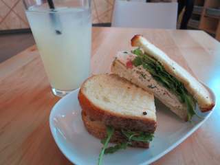 チキンサンドウィッチとホワイトレモネード