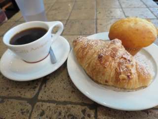 アーモンドクロワッサンとレモンマフィンとコーヒー