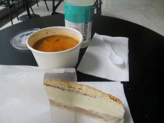 スープ、パン、ペットボトル