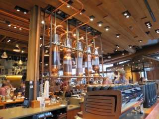 カウンターとコーヒー豆