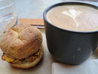 コーヒーとサンドイッチ