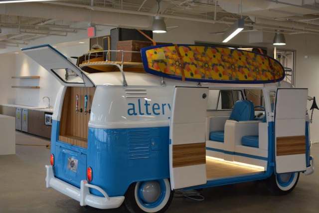 (Alteryx本社にあるAlteryxミニバン。ミニバー付きで仕事おわりお疲れの一杯を車内ですることも...)